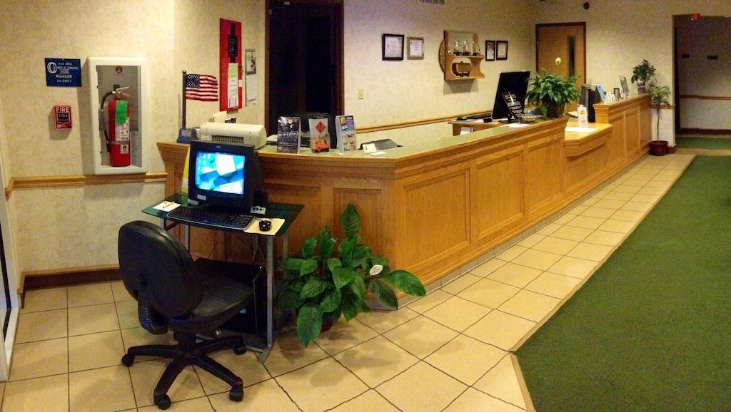 Super 8 By Wyndham Ava Motel Luaran gambar