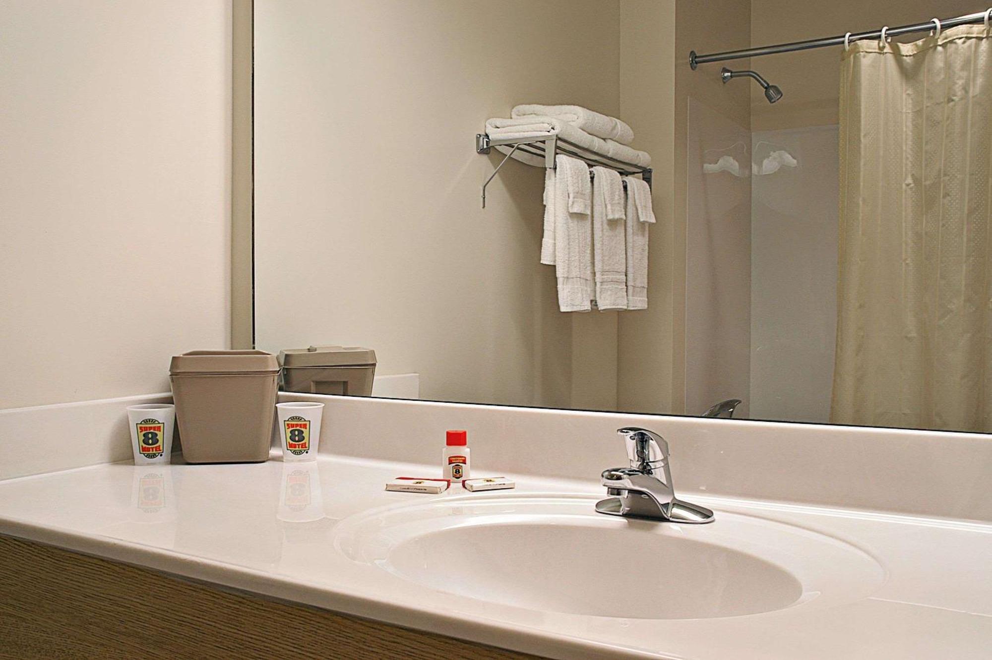 Super 8 By Wyndham Ava Motel Luaran gambar