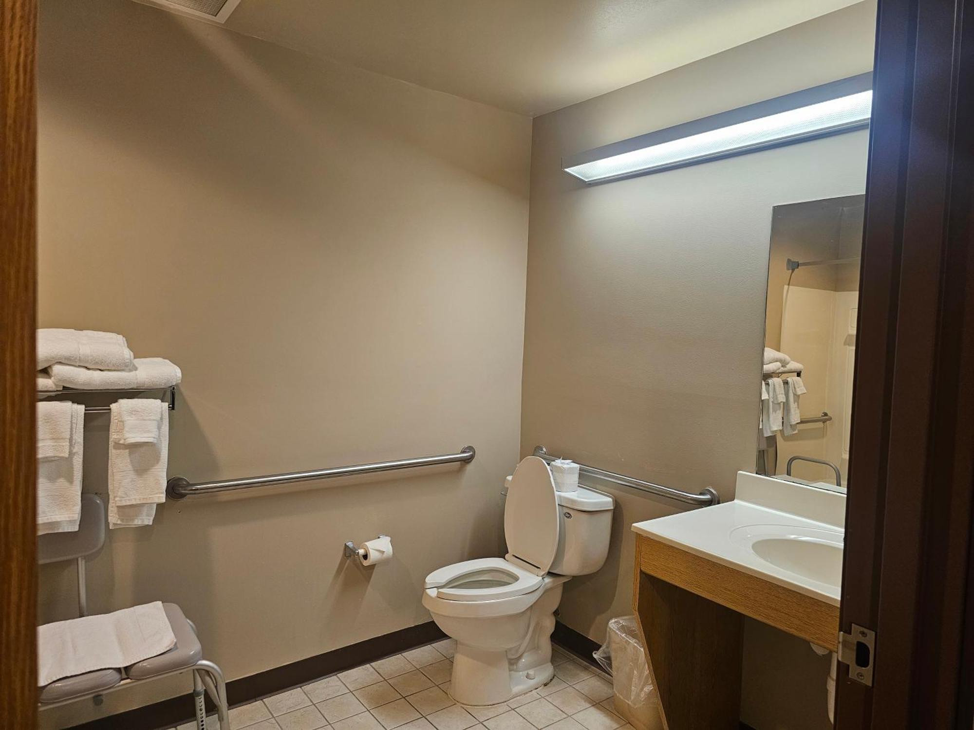 Super 8 By Wyndham Ava Motel Luaran gambar